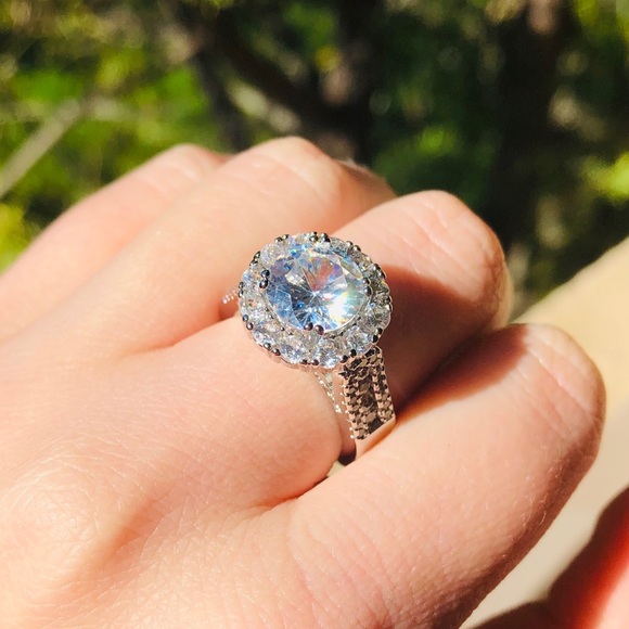 NWOT sparkly flower silver ring - Picture 6 of 6